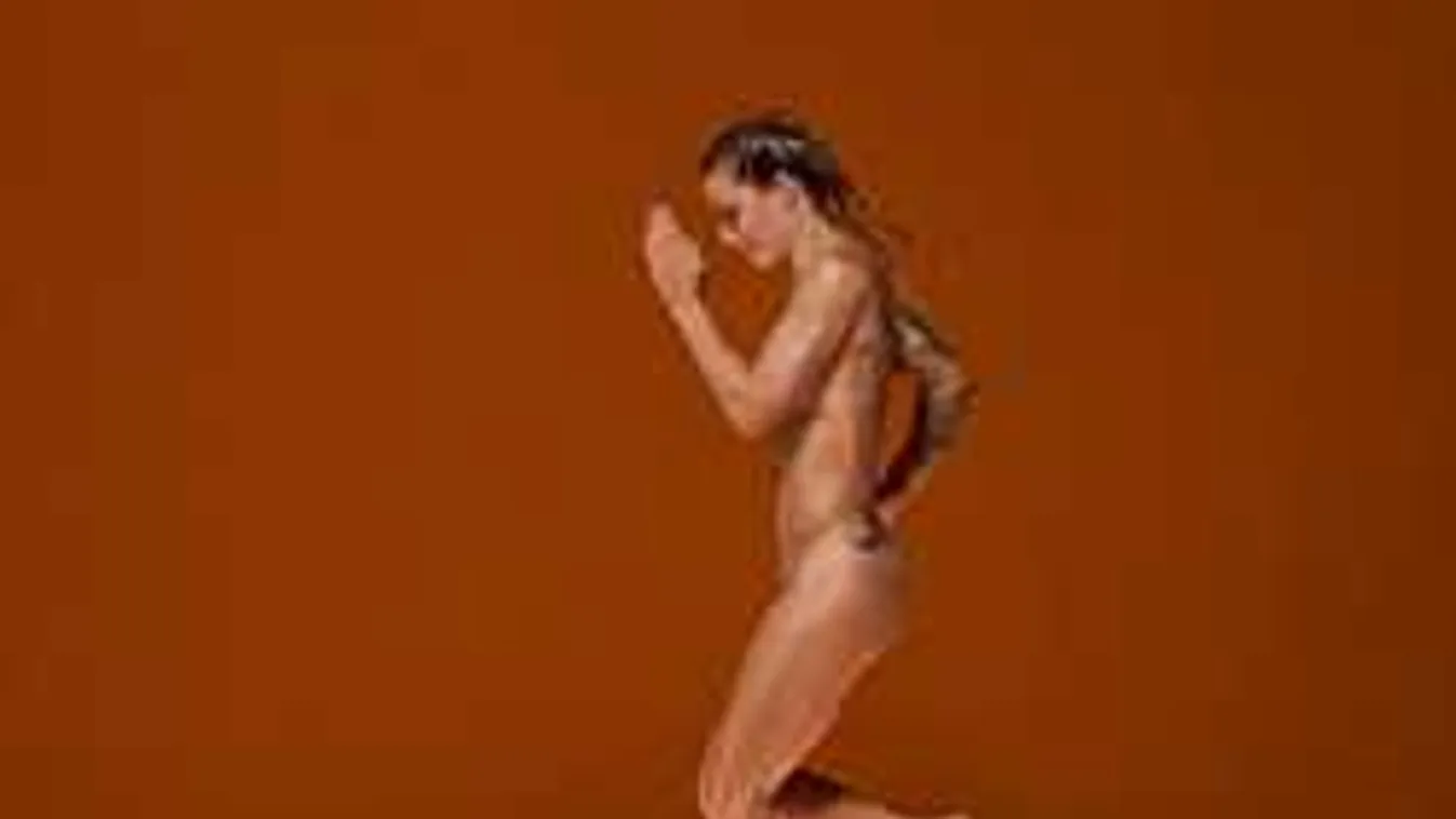 Anyaszült meztelenül sétálgatott az úton a szőke szépség