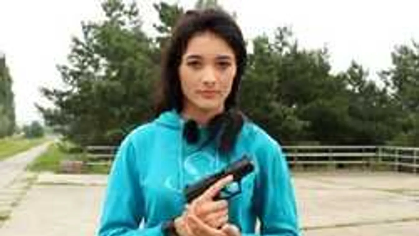 Csak a pisztolyával megy ki az utcára Carolin, a berlini lány