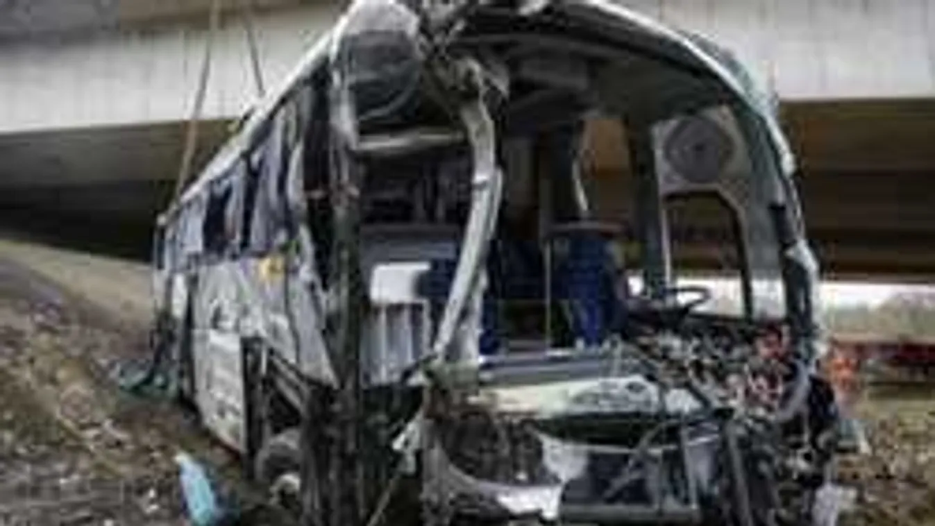 Lezuhant a hídról egy kisbusz, legalább 13-an meghaltak! - videó