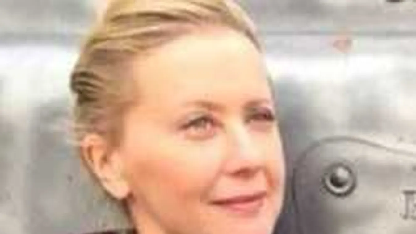 Szívszorító fotó: Így öleli elhunyt férjét Eszenyi Enikő