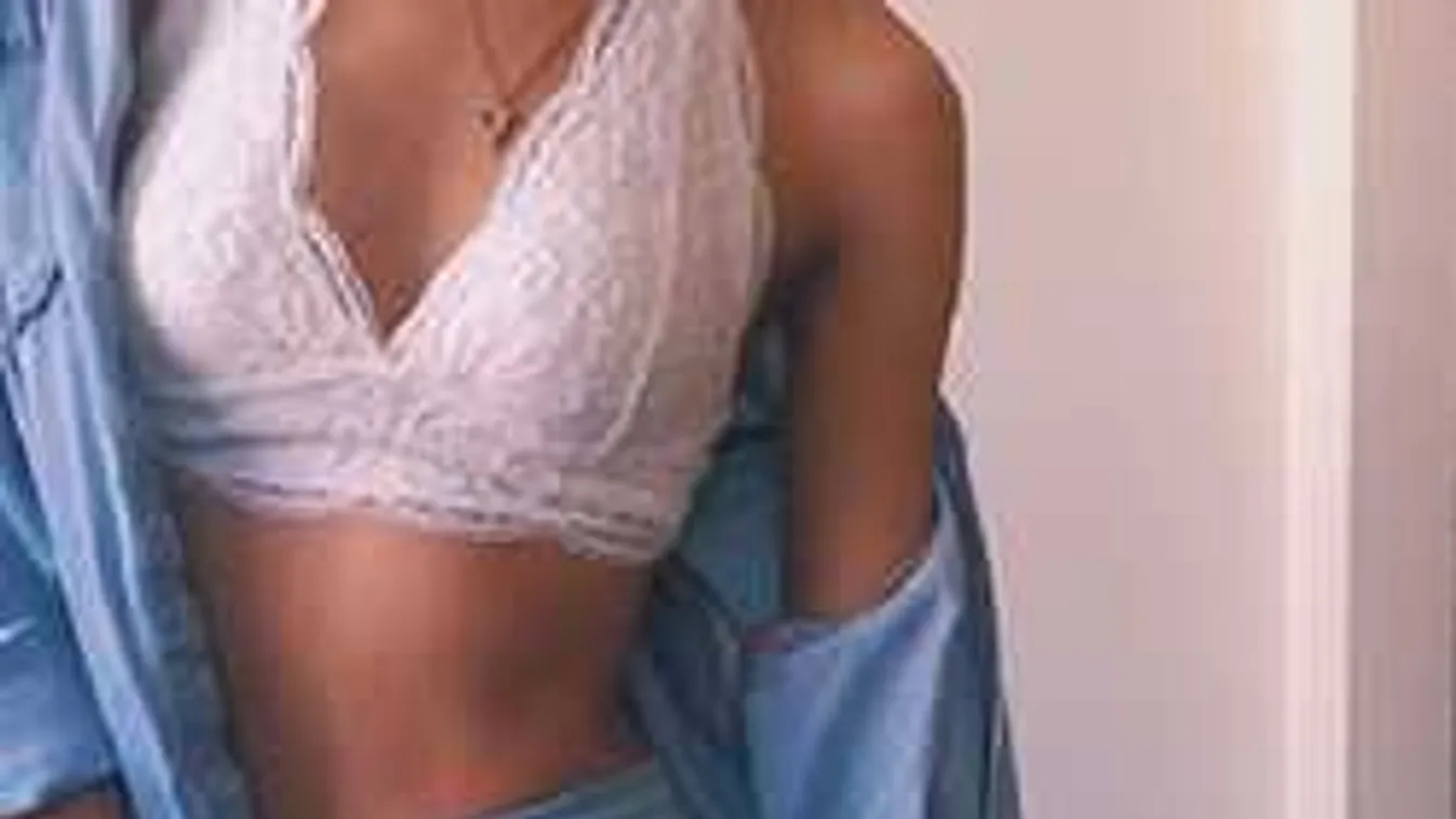 Álló mellbimbóval vásárolgatott a nyuszilány