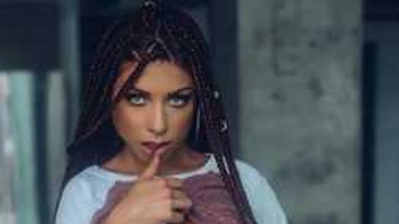 Meztelenül üzen az ágyból a nagy mellű tűzvörös démon