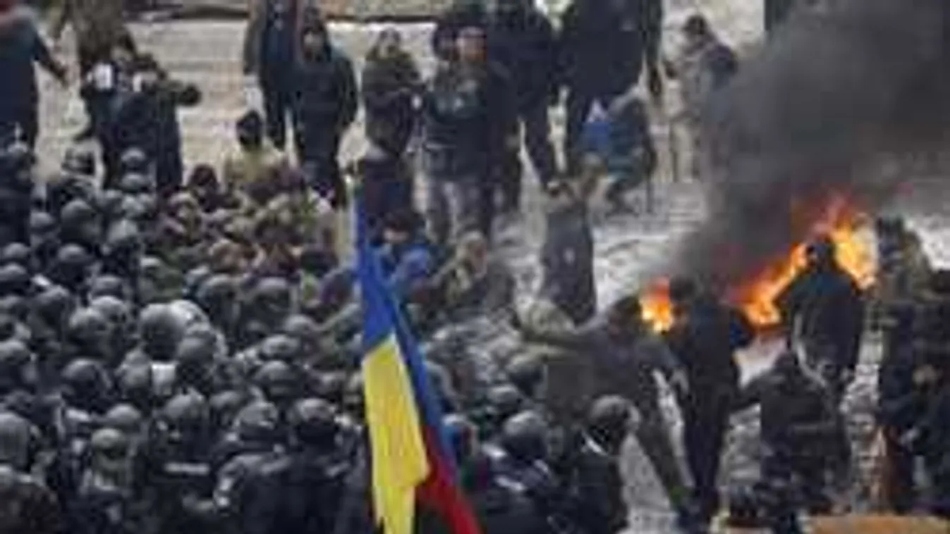 Csata Kijevben: rendőrökre támadtak a tüntetők a parlamentnél