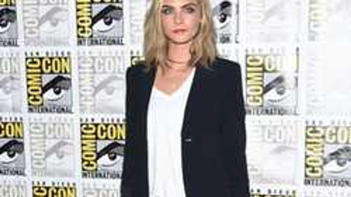 Az egyszerű fehér póló is lehet divatos, ha így hordod