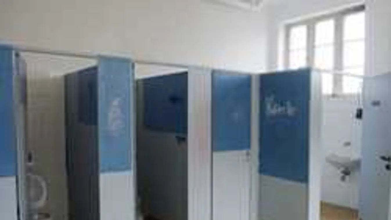 Felháborító dolgot művelt a WC-ben a két magyar fiatal, lebuktak