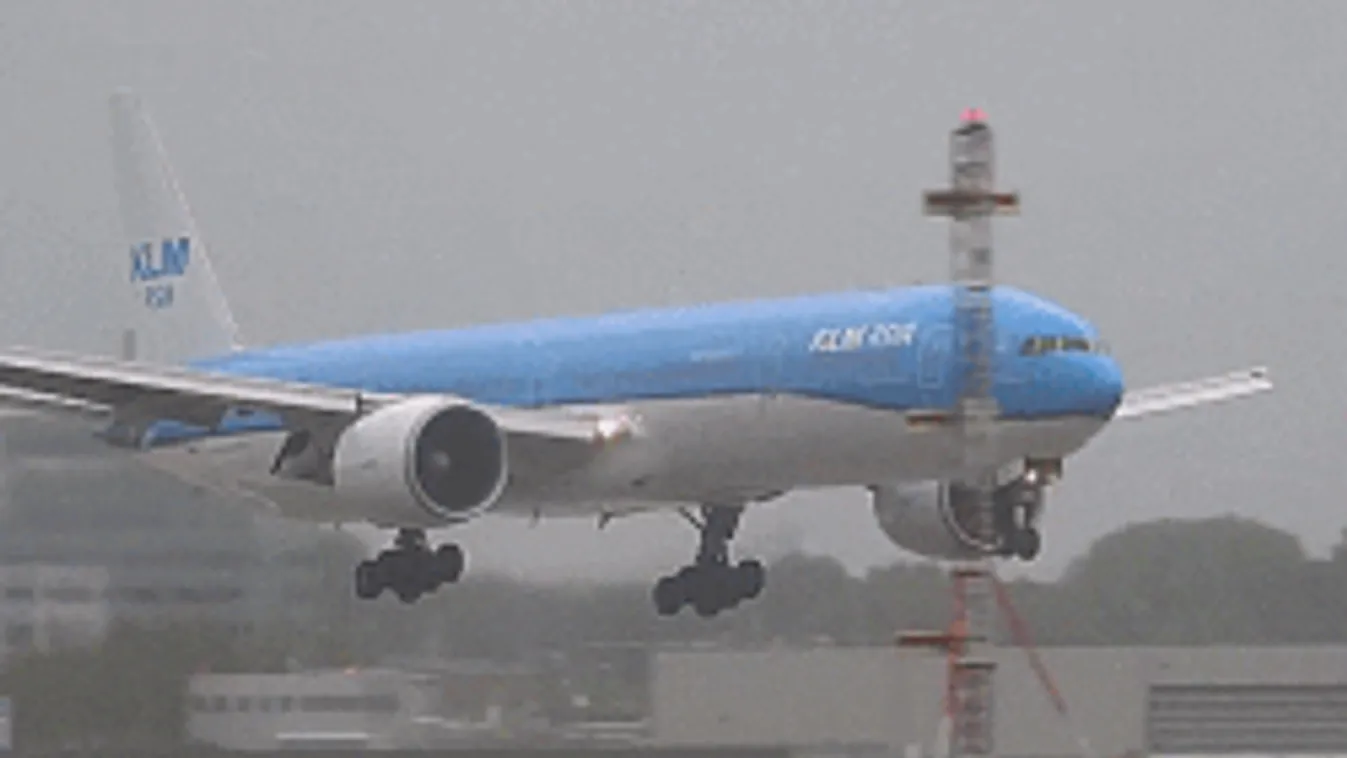 Brutális felvételek: tombolt a vihar, elsöpörte az embereket az erős szél