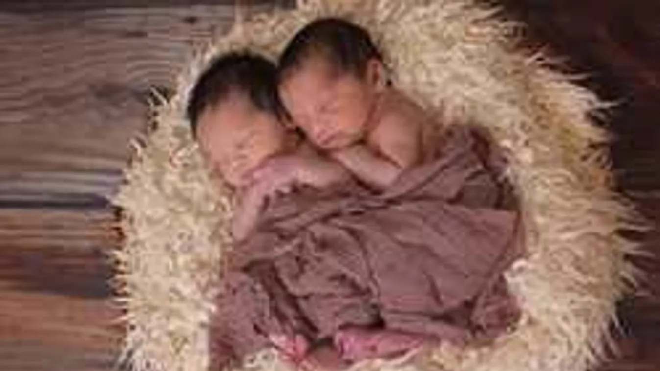 Furcsa eset: más állampolgárságot kaptak az ikertestvérek