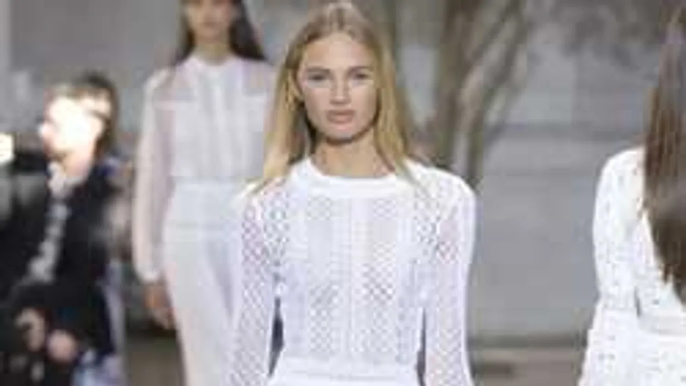 Továbbra is tombol a csipke: Így viseld 2018-ban a legnagyobb divatot