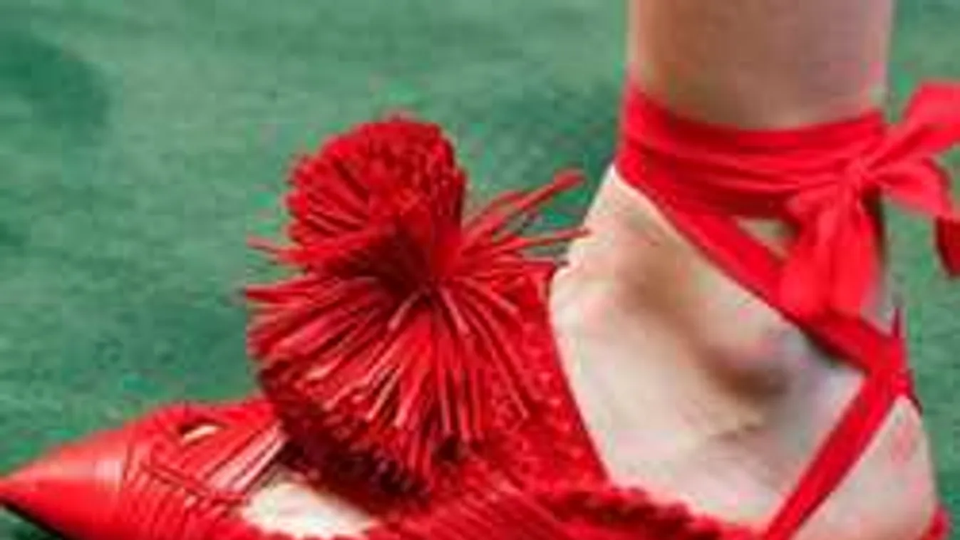 Hihetetlen dísz kerül tavasszal a cipőkre: Többé nincs észrevétlen női láb