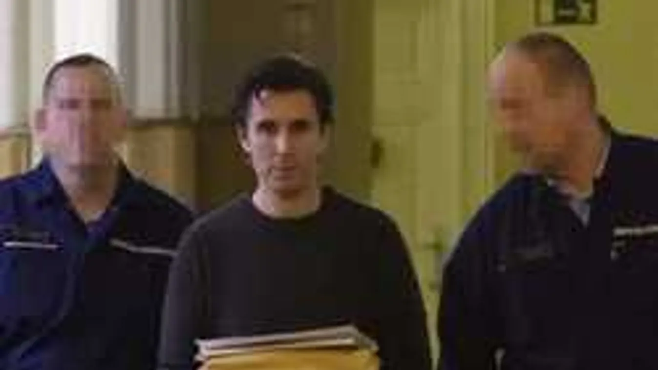 Vastag borítékokat osztogatott a szocialista ügyvéd