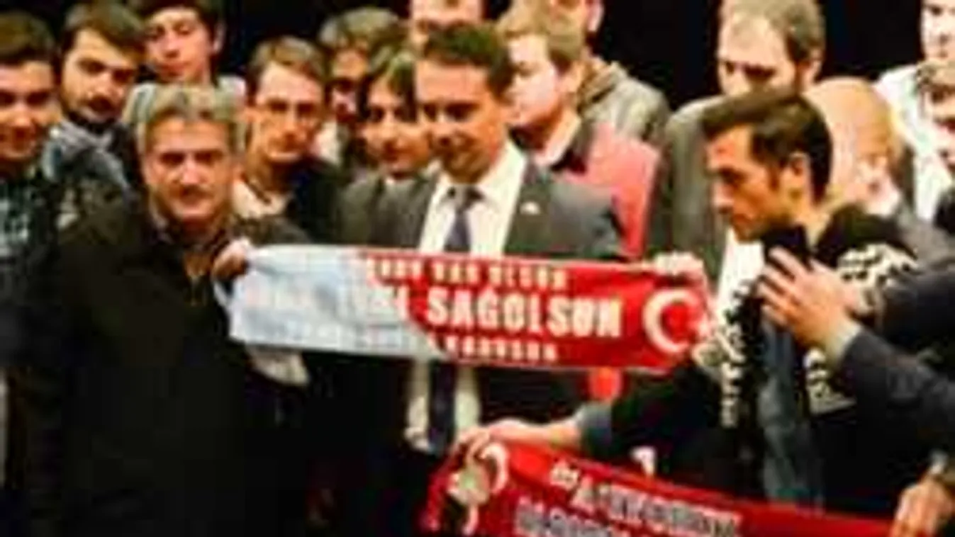 Vona, Szürke Farkas vagy - üvöltötte a török közönség