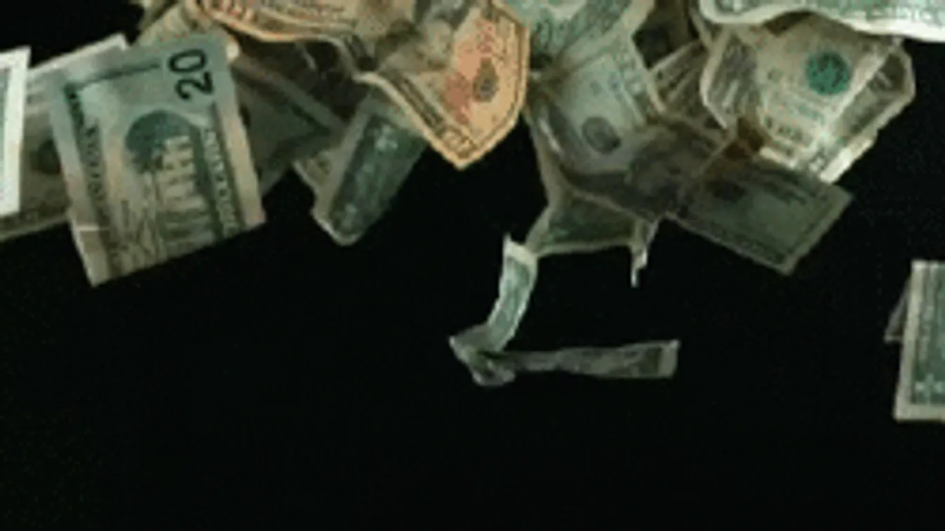 Meglepő látvány fogadta az autósokat: pénzben fürdött az út