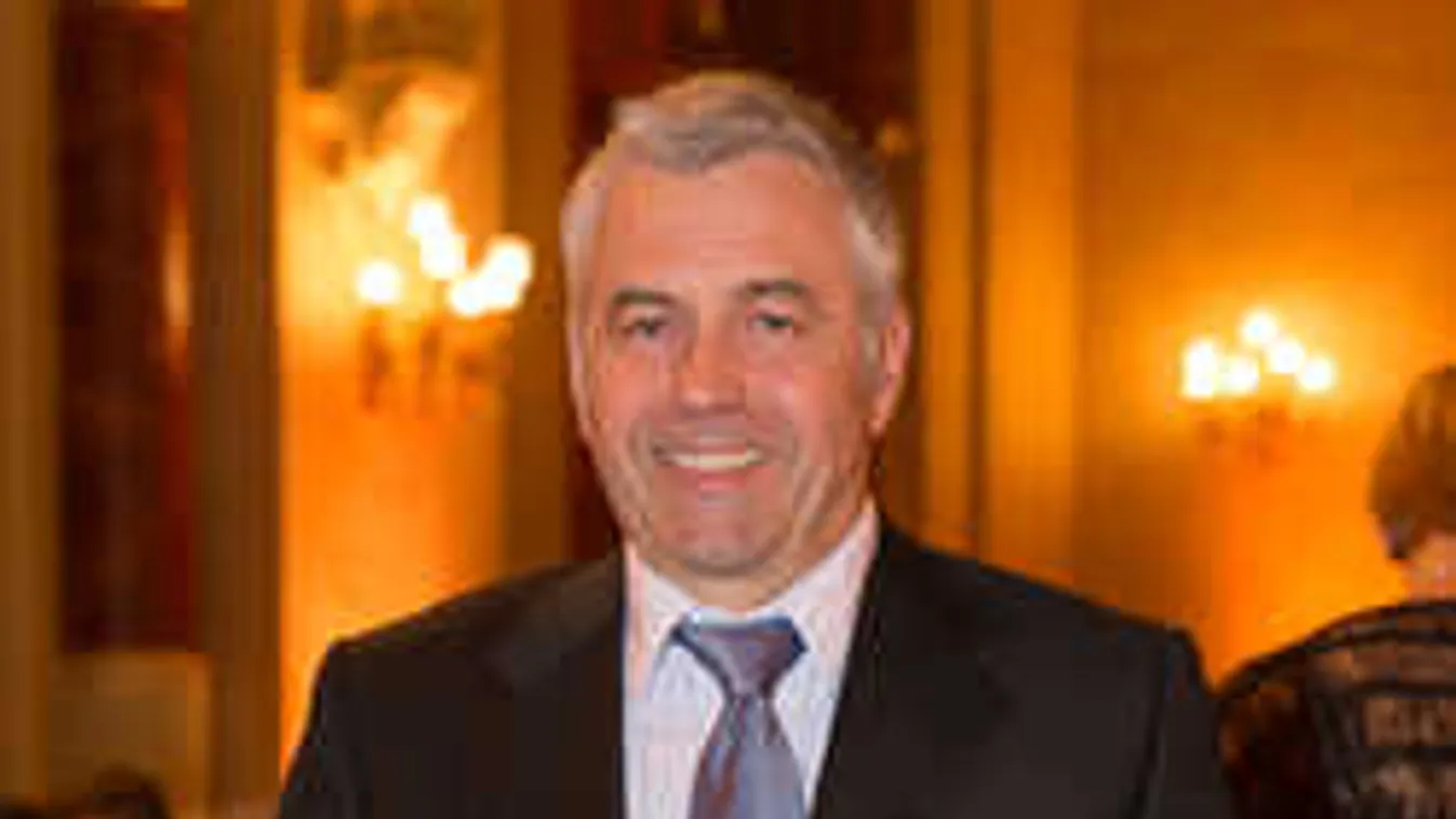 Saját neje helyett, más nő szülésére ment be a TV2 sztárja