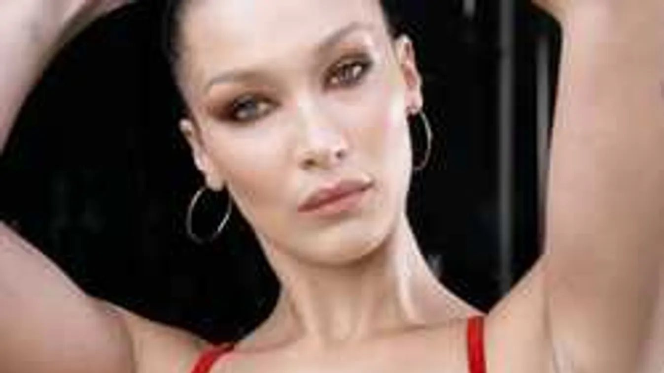 Kínos baki a Párizsi Divathéten, álló mellbimbót villantott a modell