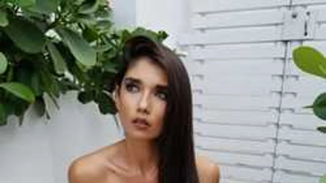 Minden férfit begerjeszt a hatalmas kebleit gyömöszölő sellőlány