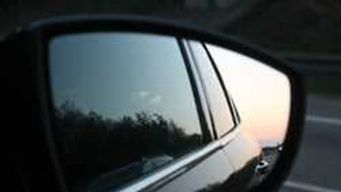 Horror az M5-ösön, letört visszapillantó miatt késelt a férfi