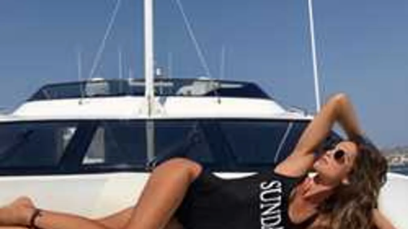 Erre gerjed a futballsztár: kipakolt a bombázó bikinimodell