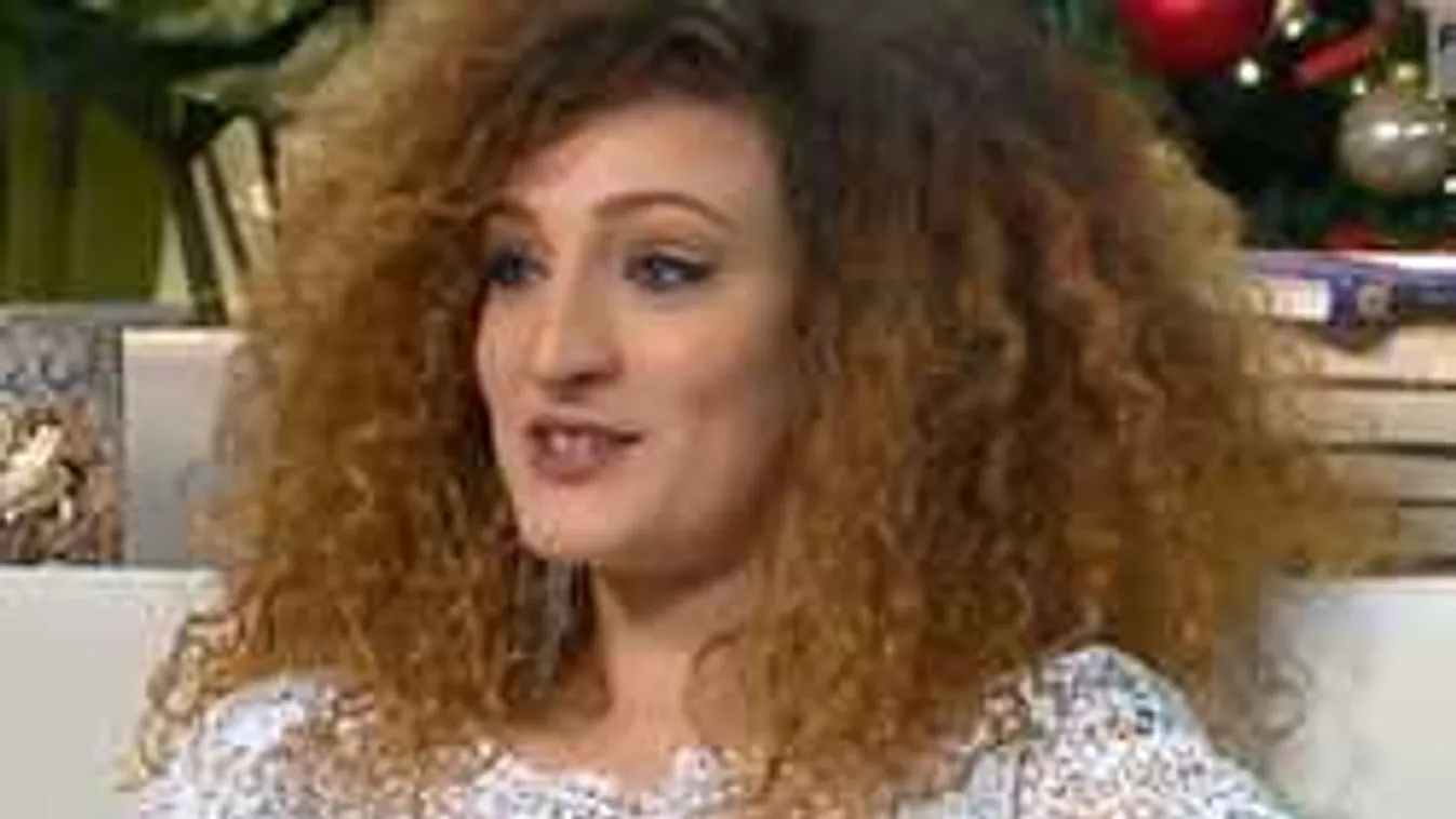 Vasúti kereszteződésben érte autóbaleset a magyar énekesnőt