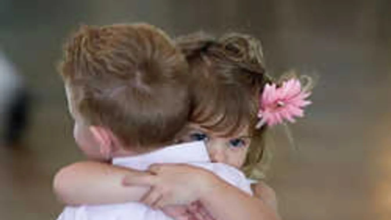 Szívszorító, amit ez a 9 éves kislány megtesz a testvéréért