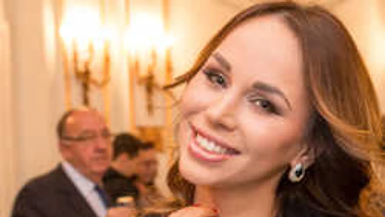 Ezt nézd! Aleska kiskutyája vezényszóra kacsint - videó