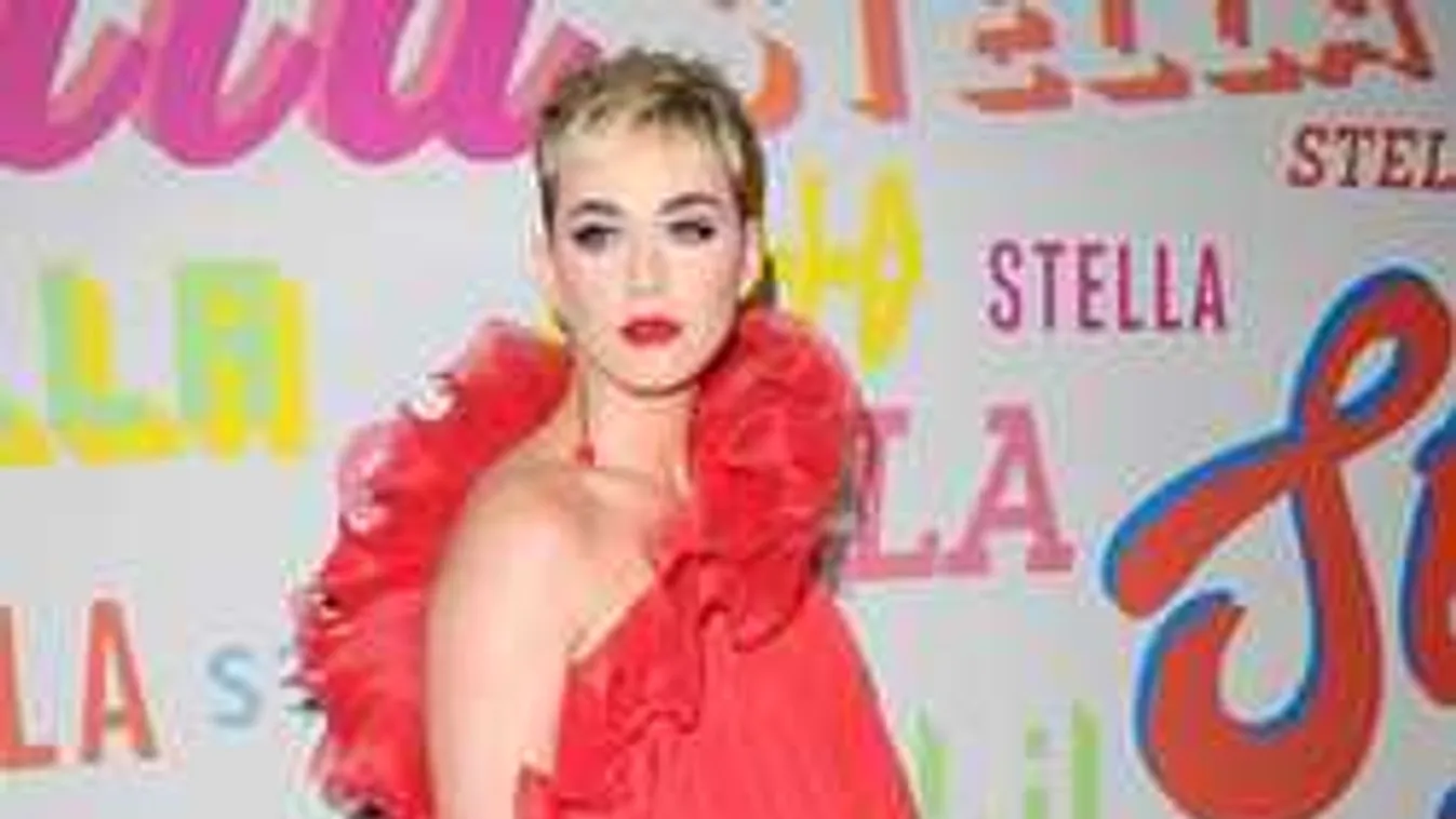 Megmutatta popsiját a dögös énekesnő - ekkor kínos baleset történt