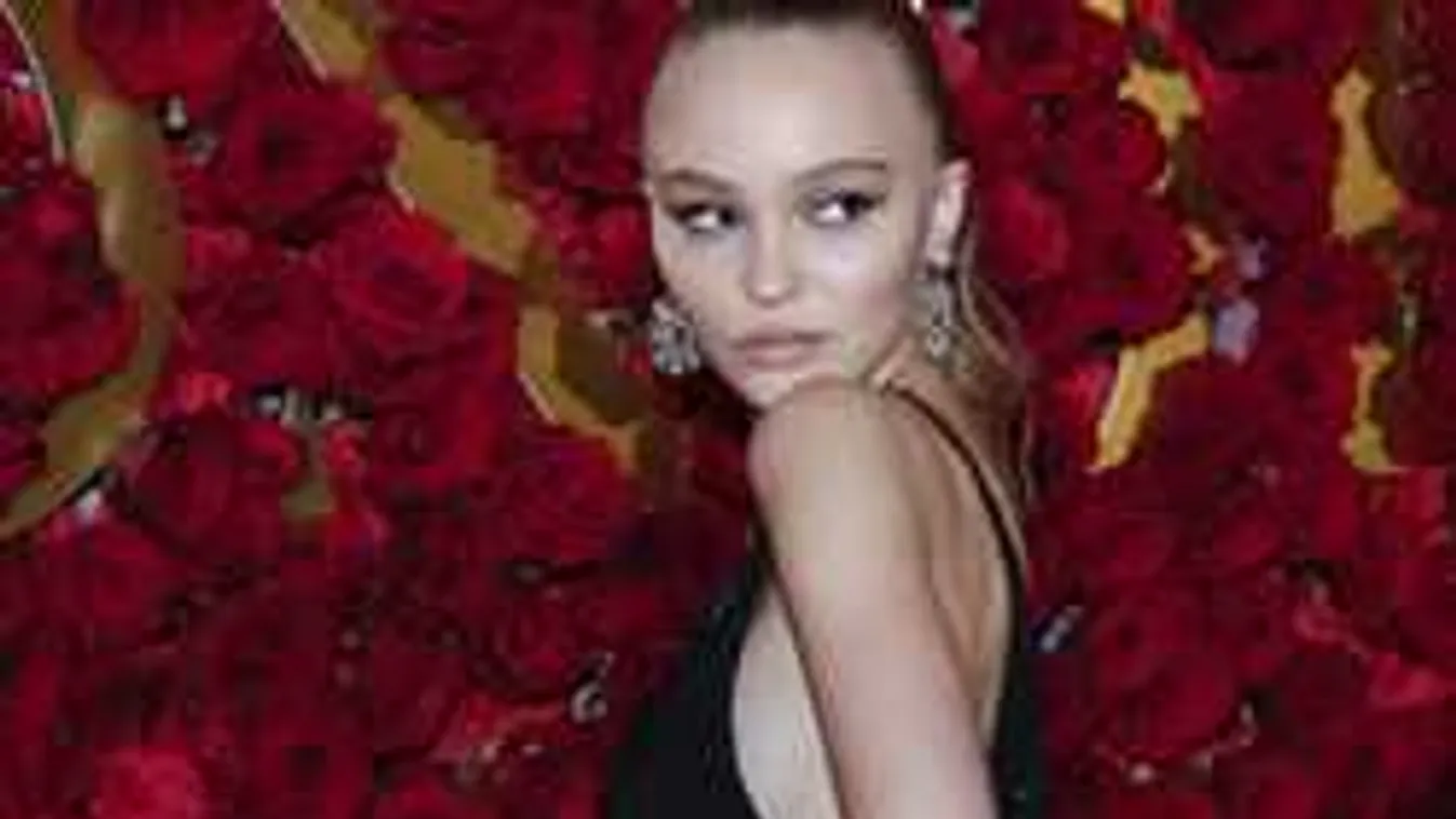 Johnny Depp lányáról lekerült a bikinifelső a csajos vakáción - Fotó