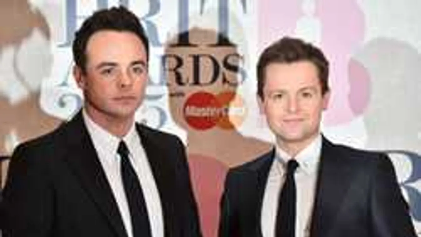 Bejelentette a műsorvezető: 11 év házasság után elhagyja a feleségét