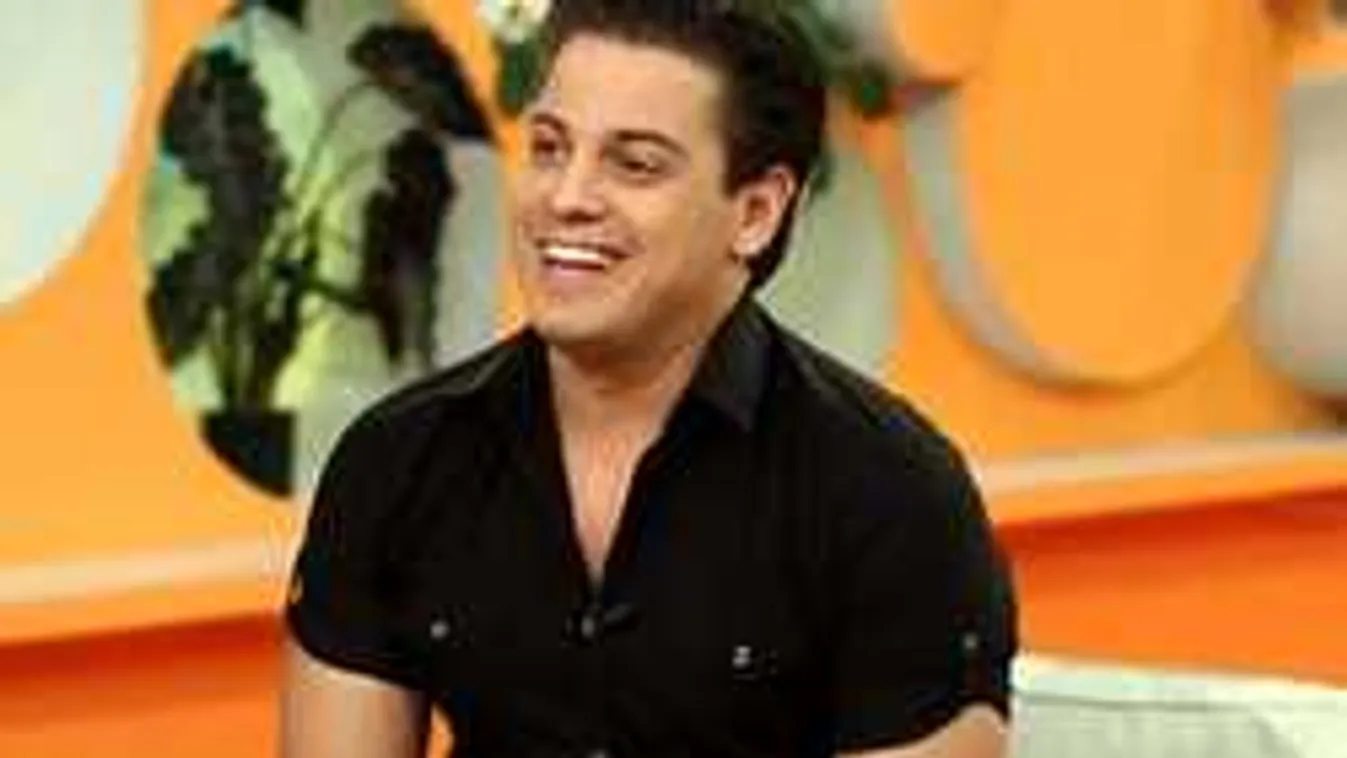 Ki hitte volna: Papnak készült a sármos magyar színész