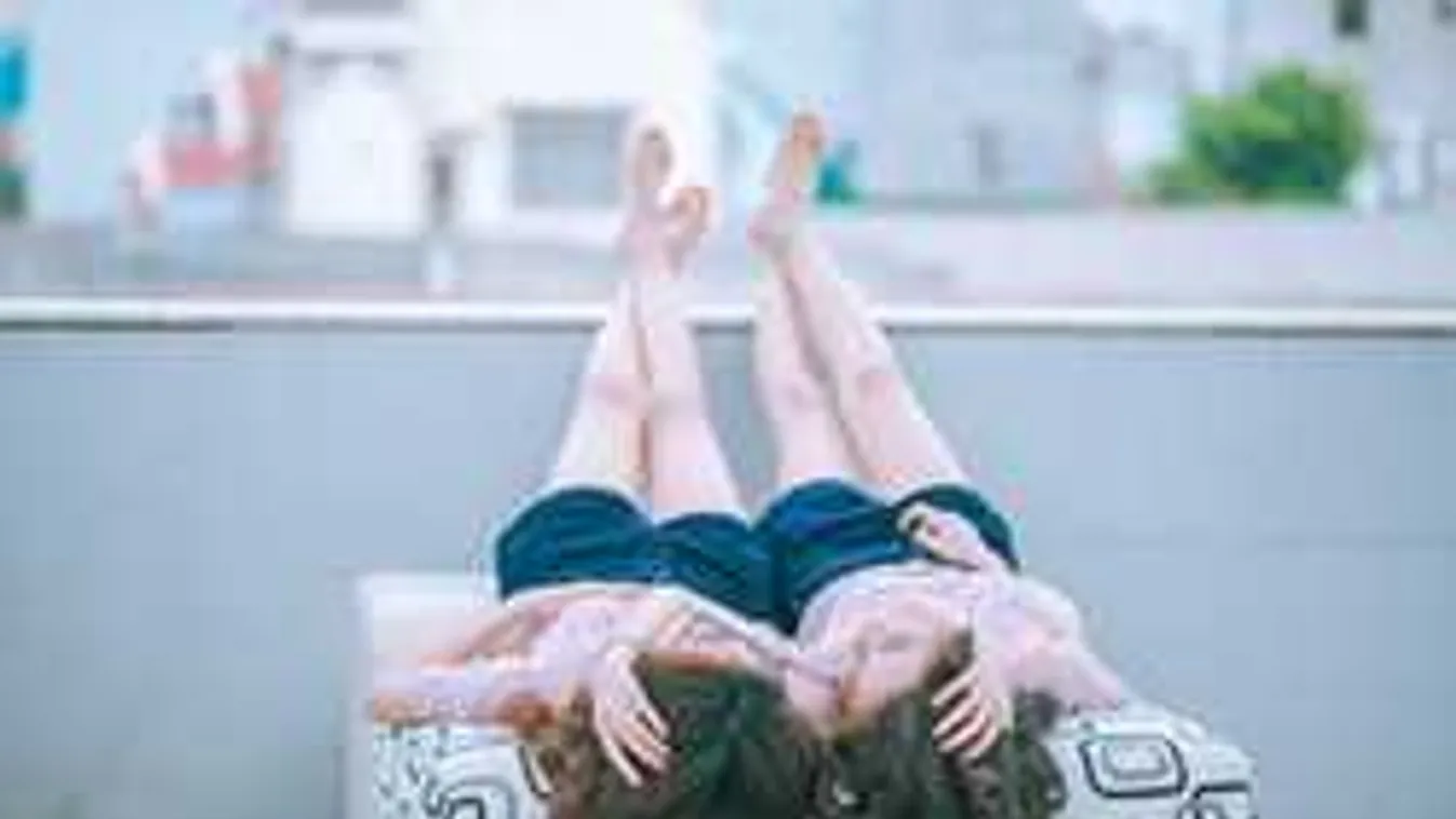 Megcsókolt és én hagytam: Nők mesélnek első leszbikus szexélményükről