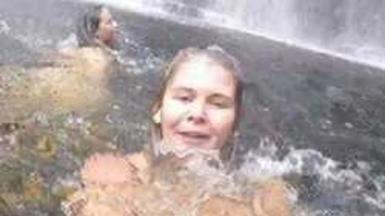 Bikiniben szelfizett a lány, a háttérben borzalmas tragédia történt