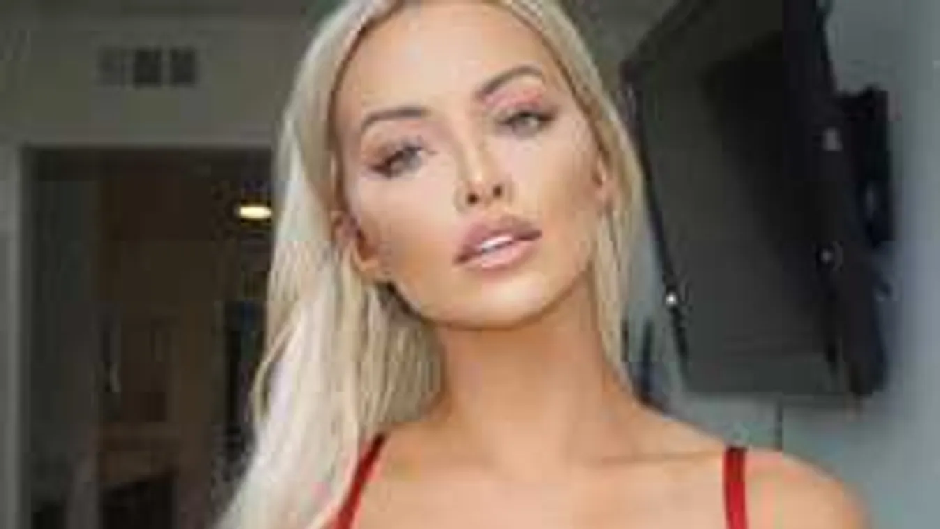 Izgató, alig tudja kézben tartani brutális kebleit a szőke bombázó