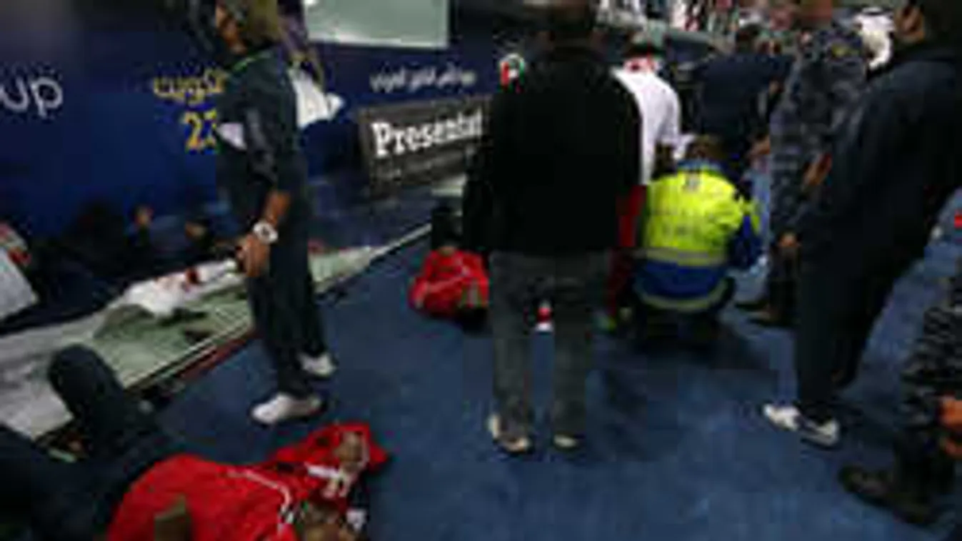 Sokkoló felvétel, nézők zuhantak a focisták közé