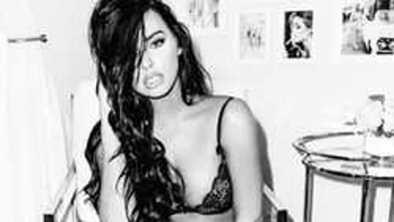 Ledobta melltartóját a gyönyörű modell, megmutatta csodás domborulatai