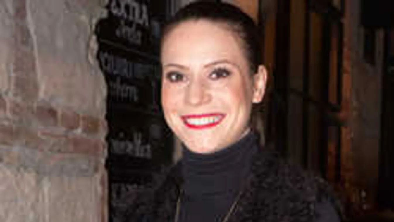 Elképesztően romantikus meglepetést kapott férjétől a magyar énekesnő