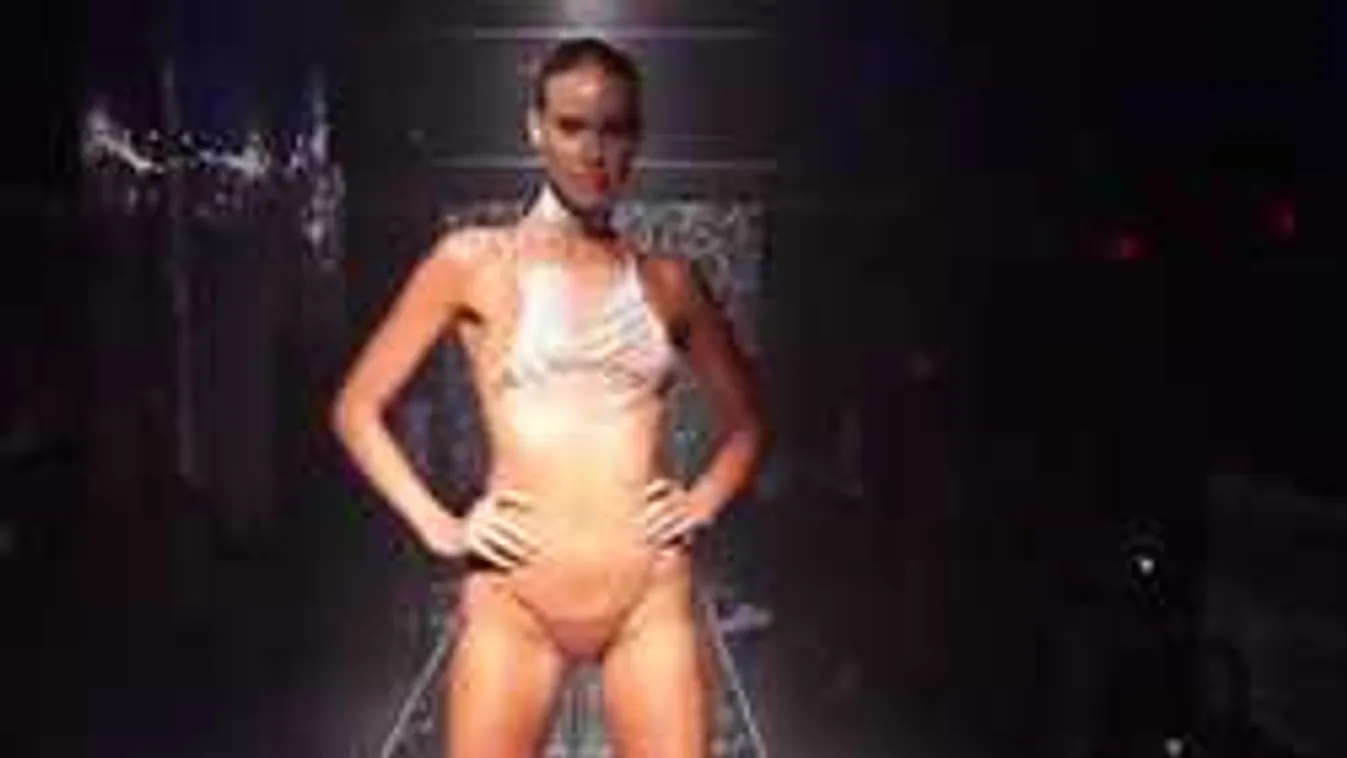 Ilyet még nem láttál: Erotikus bikinishow bombasztikus csajokkal