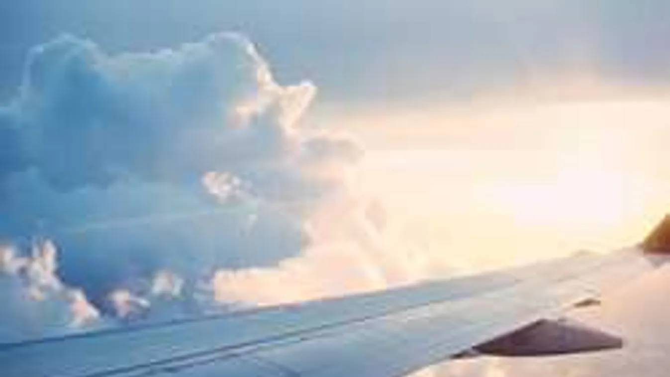 Hatalmasat hibáztak a pilóták, két repülő utasait is veszélyeztették