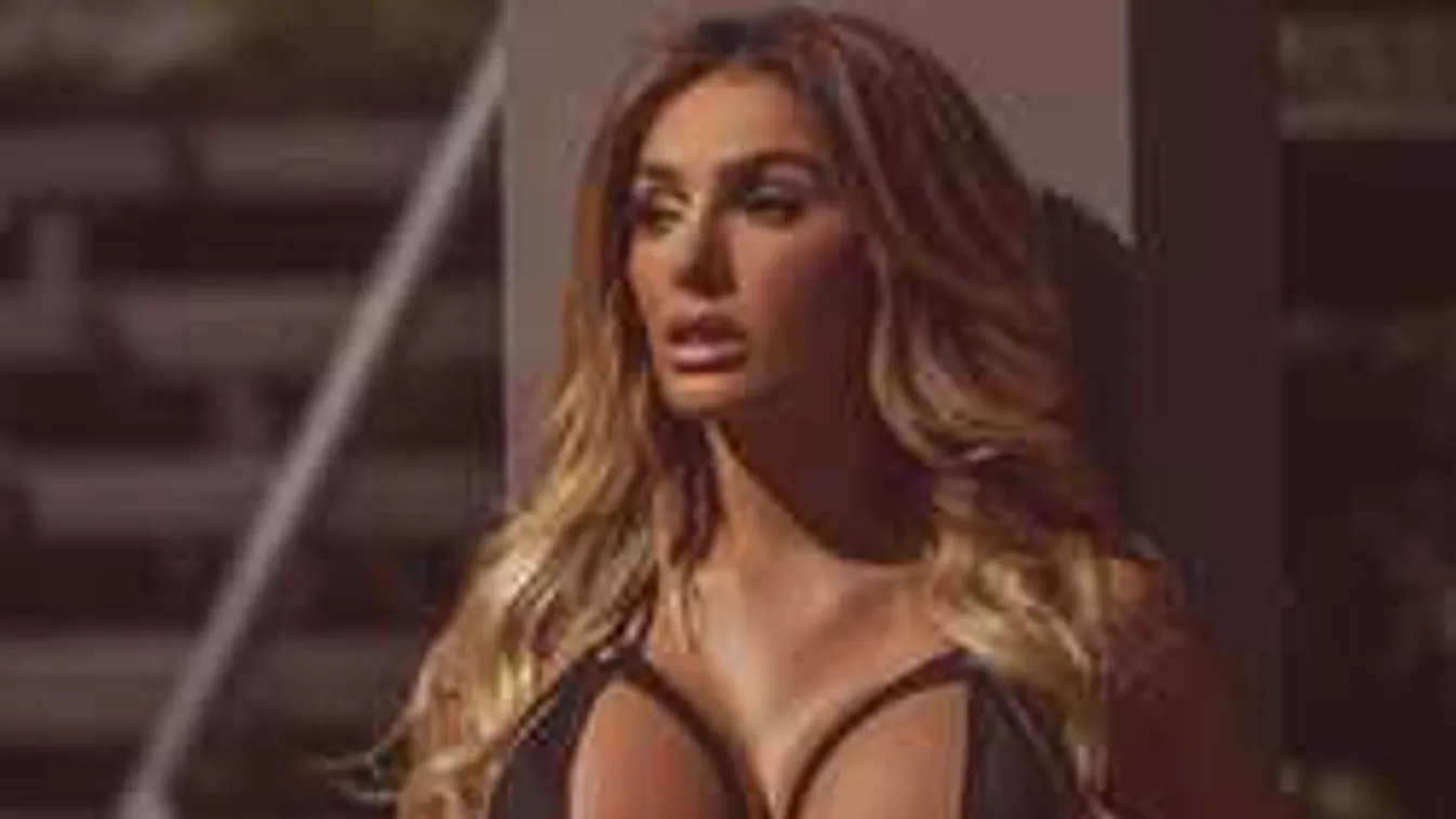 Brutális melleit alig bírja kézben tartani a szőke bombázó