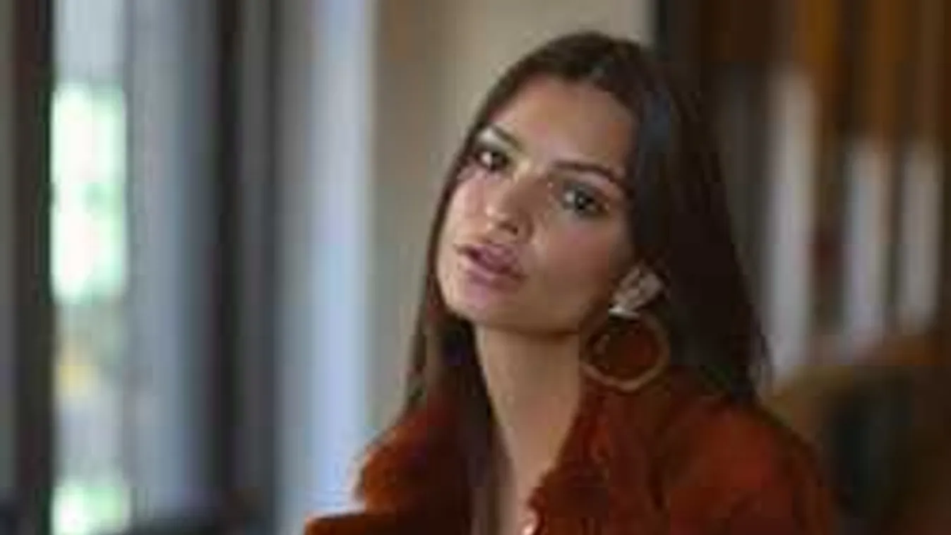 Pucéran pózol az ágyban az álommellű szexi modell - Fotó, 18+