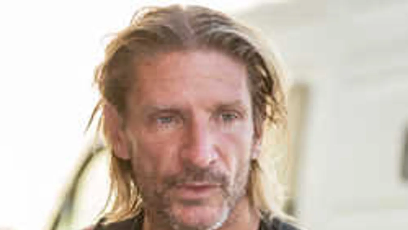 Áll a bál, Pintér Tibornak elege lett a magyar sztárból