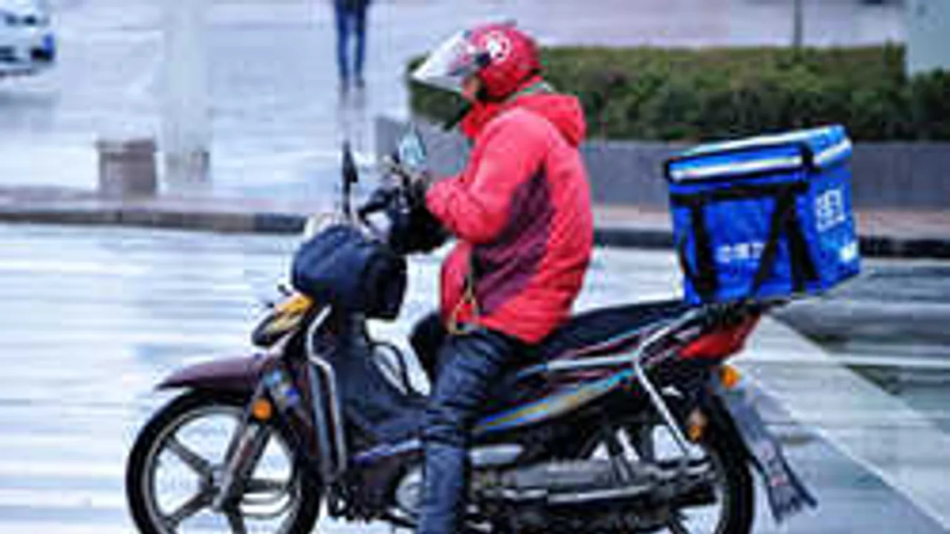 Így fosztották ki a részeg tinilányok az óvatlan pizzafutárt! - videó