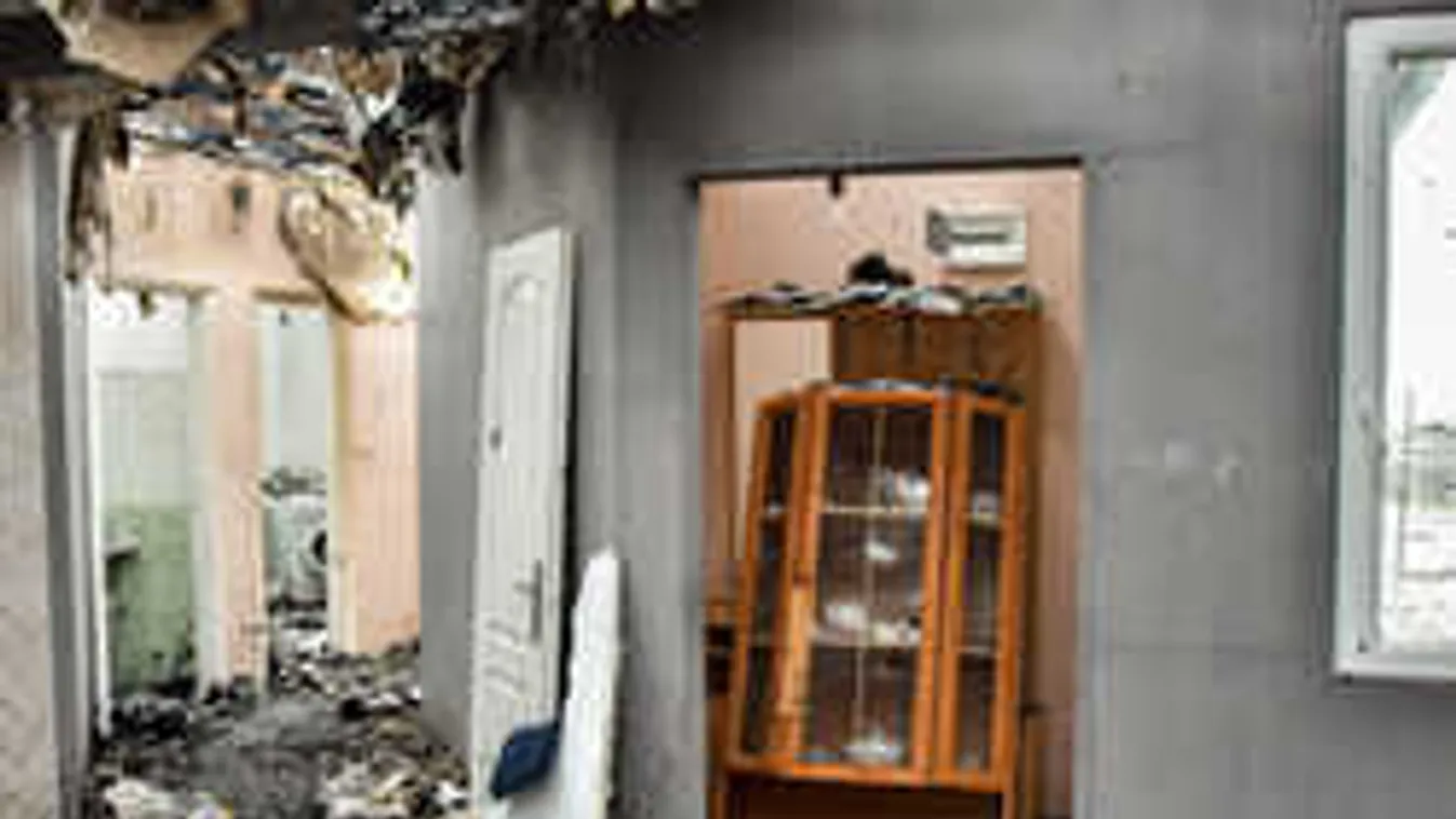 Arra riadt álmából a család, hogy ég minden