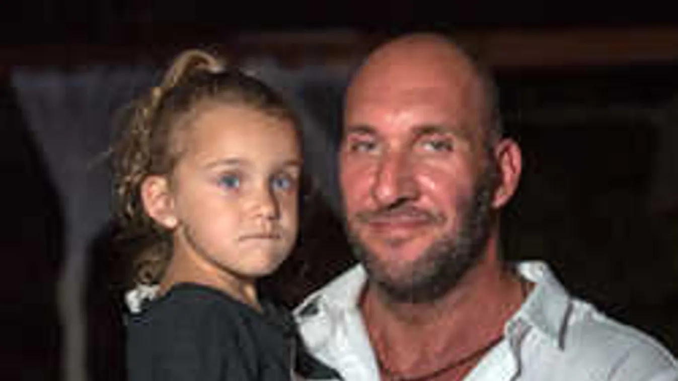 Támadják a rajongók! Fertőző beteg kislányával ment dolgozni Berki!