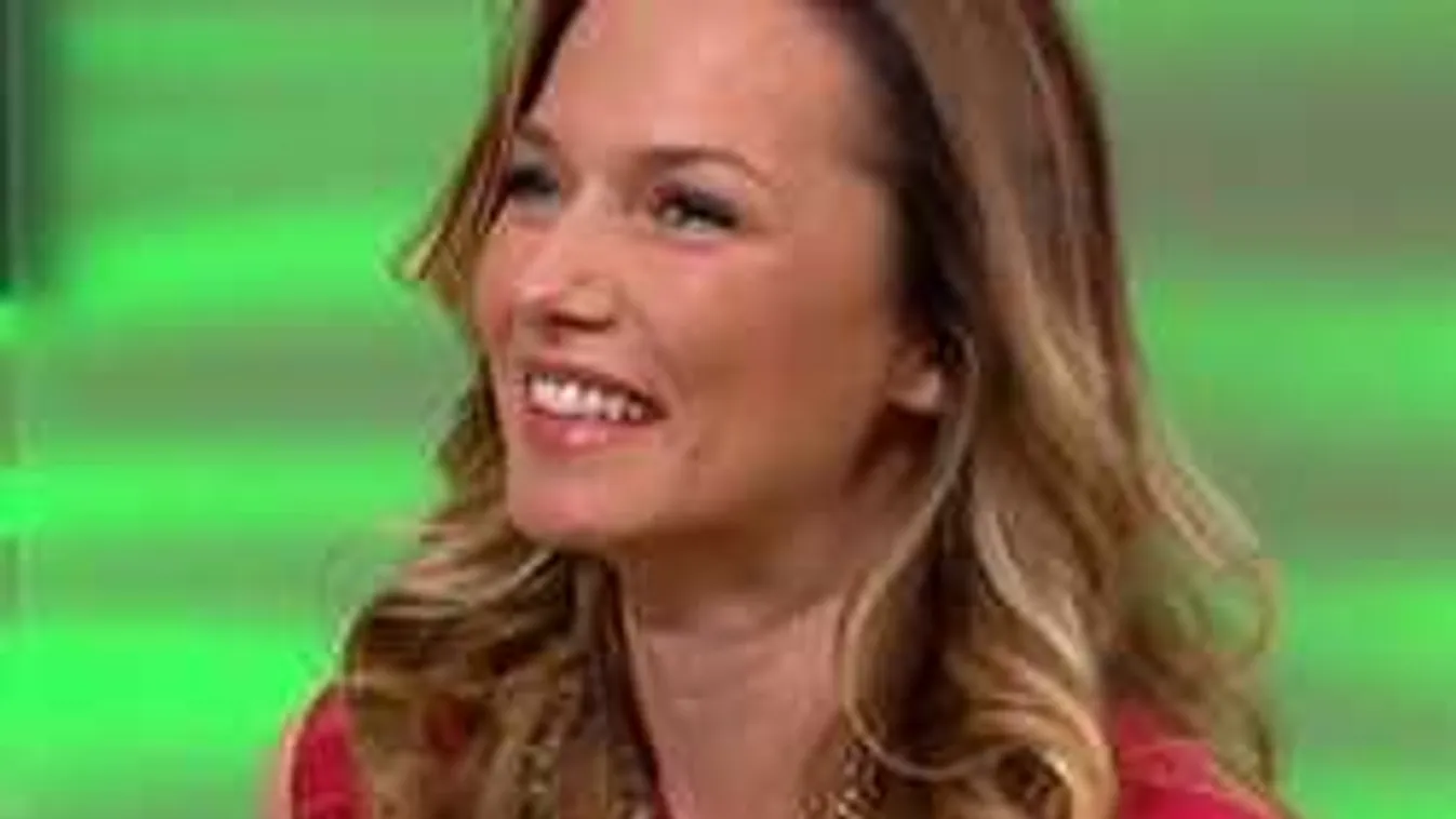 Hihetetlenül szexi fotón mutatta meg magát a várandós magyar sztár