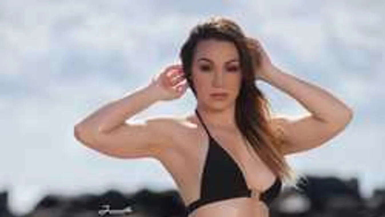 Se bugyi, se más: mindent ledobott magáról a bombatestű álomnő