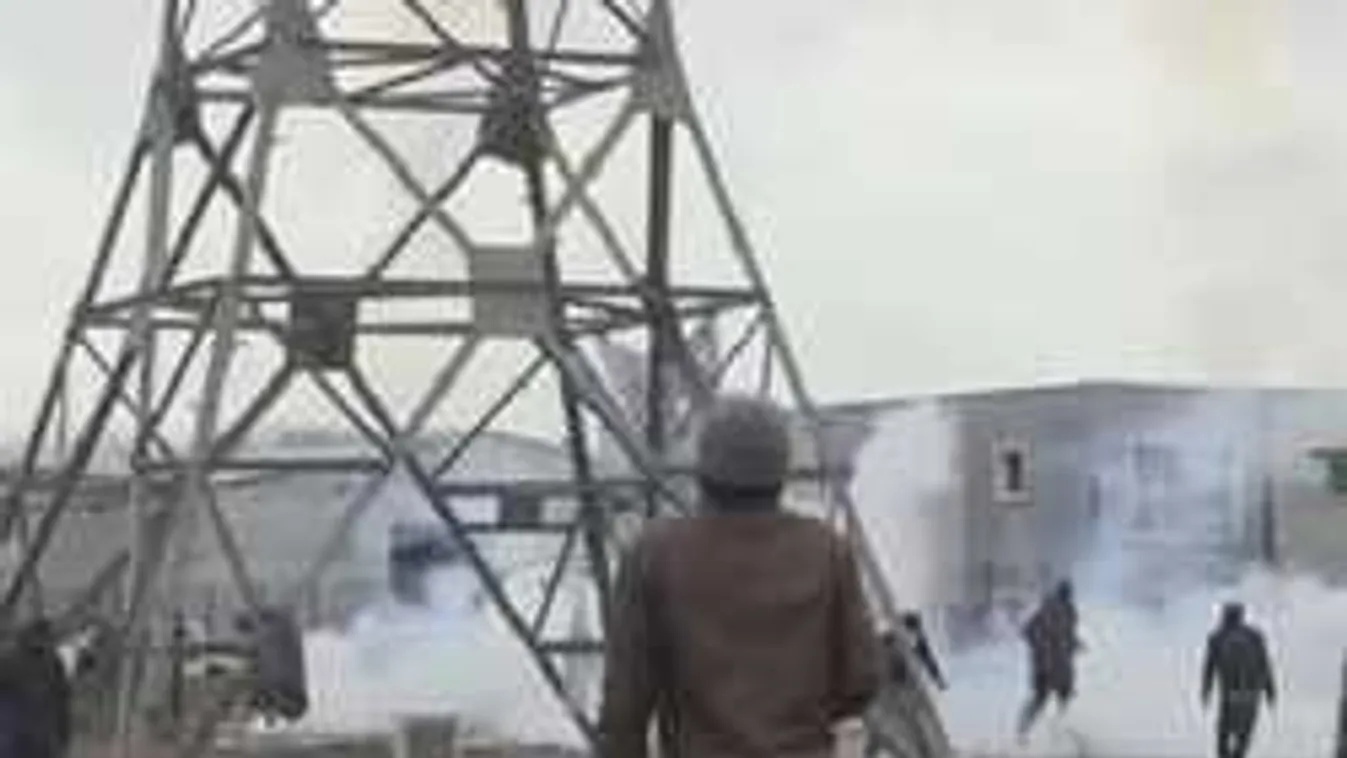 100 migránssal csaptak össze a rendőrök Calaisnál - Videó