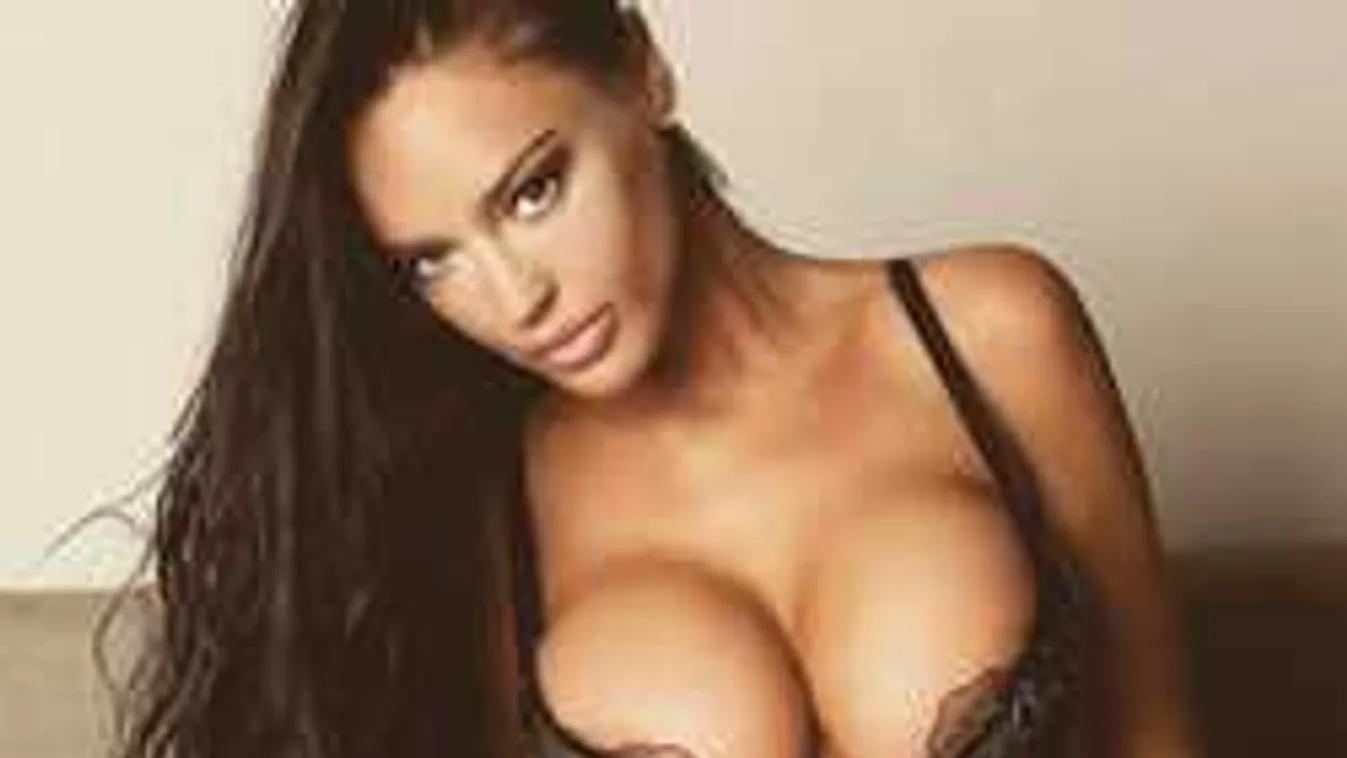 Átlátszó felsőben villantott mellbimbókat a dús keblű álomcsaj