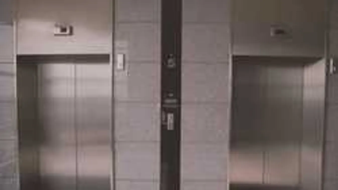 Lecsapta a nő lábát a lift, mert mobilozott