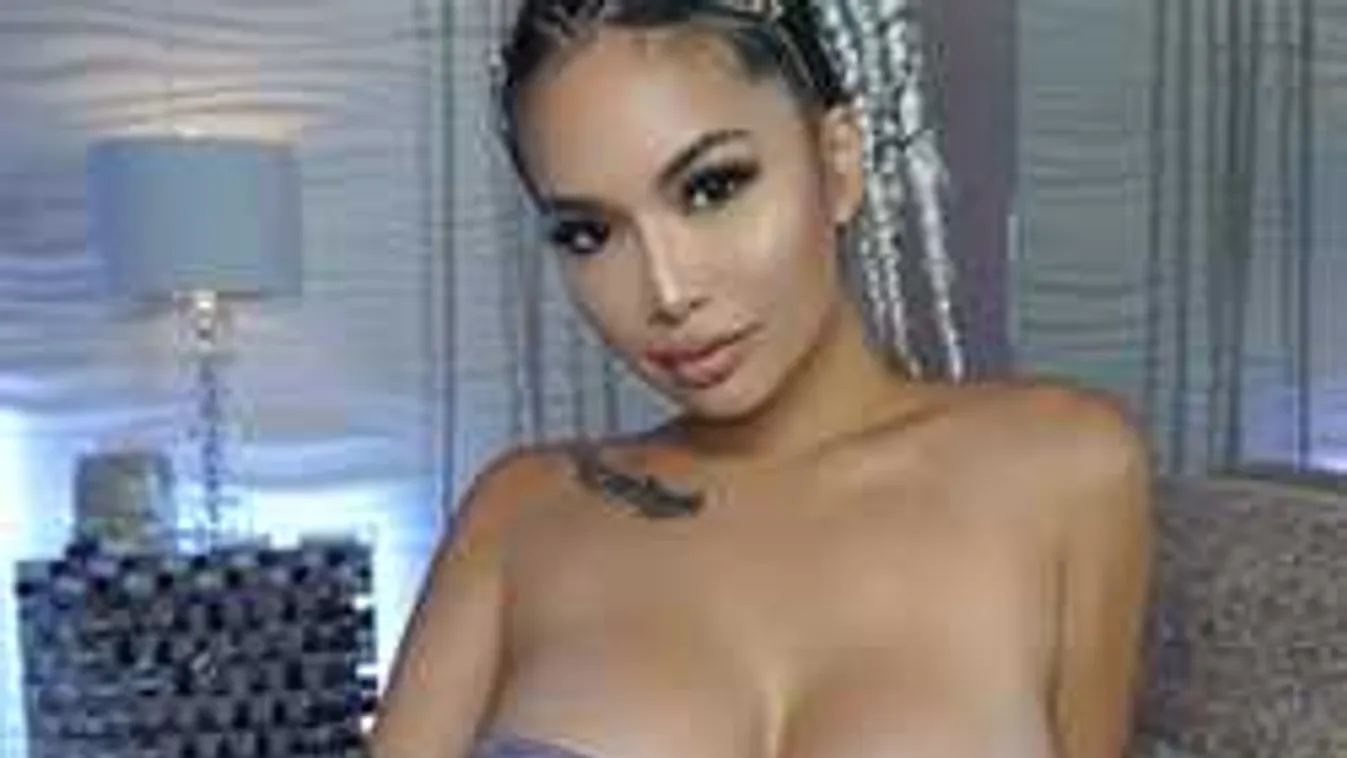 Apró bugyiban oltárit terpeszt a nagy mellű táncosnő