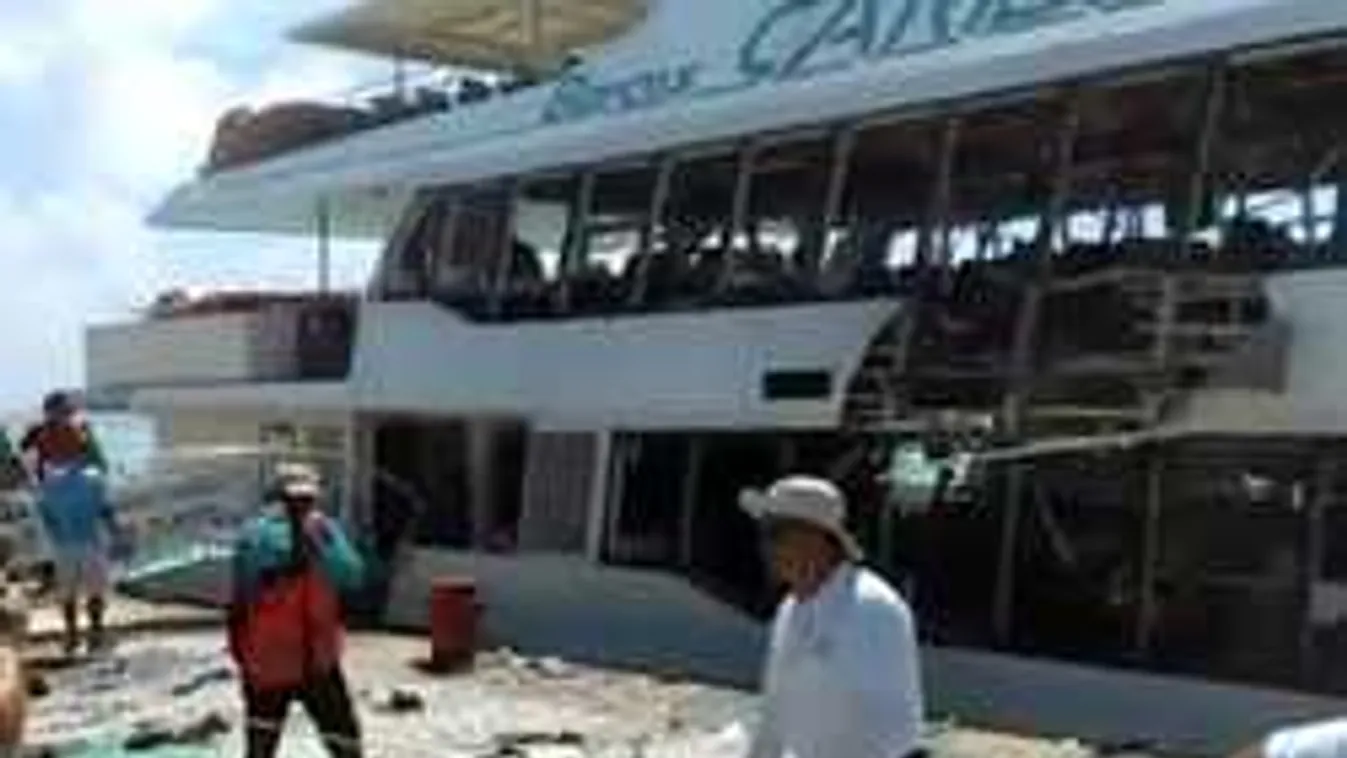 Robbanás rázott meg egy tengeri hajót, rengeteg a sérült - videó