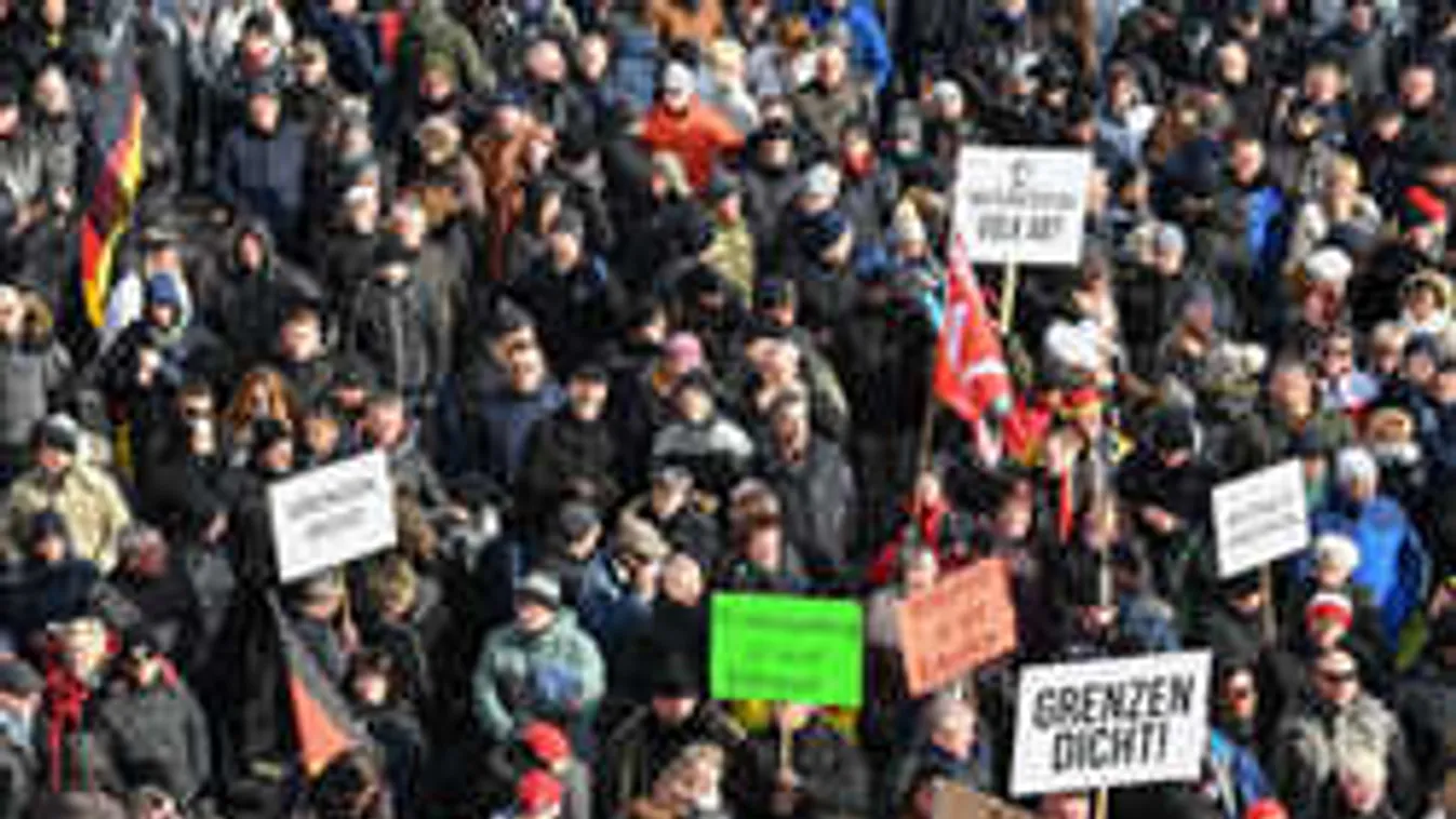 Merkelnek mennie kell - skandálta a tömeg Cottbusban